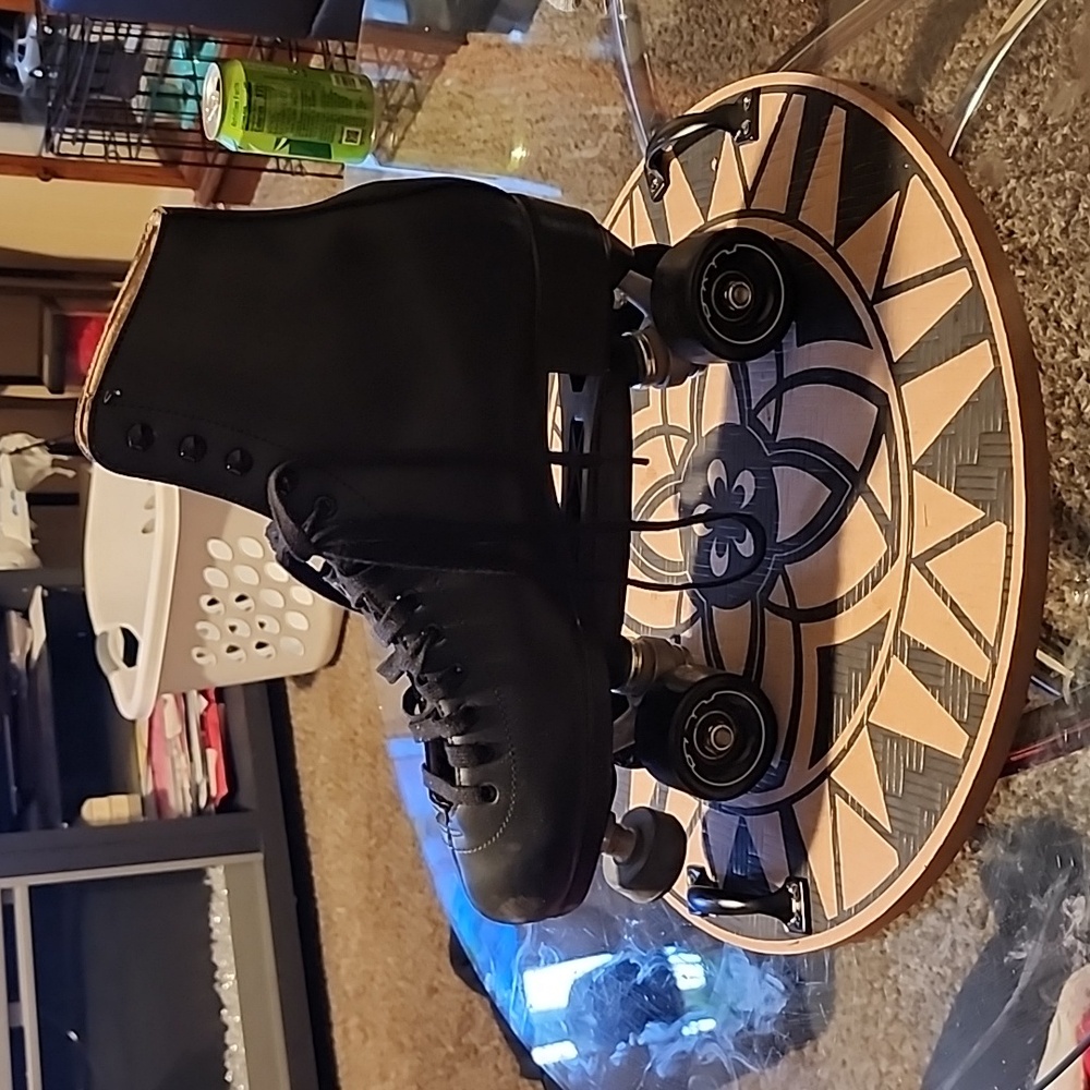 Skates - Picture 2 of 3